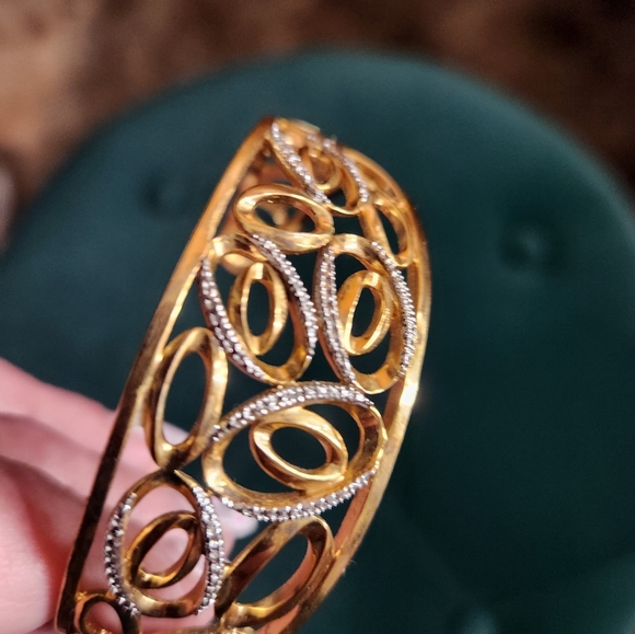 Gold plated and diamond chip cuff - Picture 4 of 10